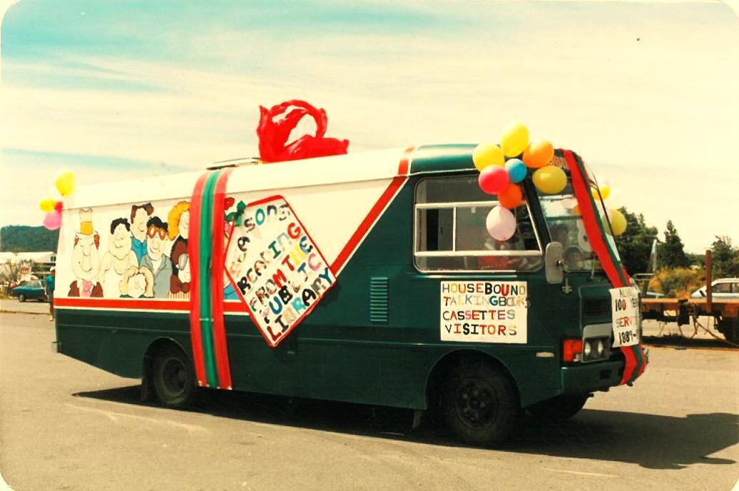 Photograph of the Rotorua Public Library Mobile decorated for Christmas
