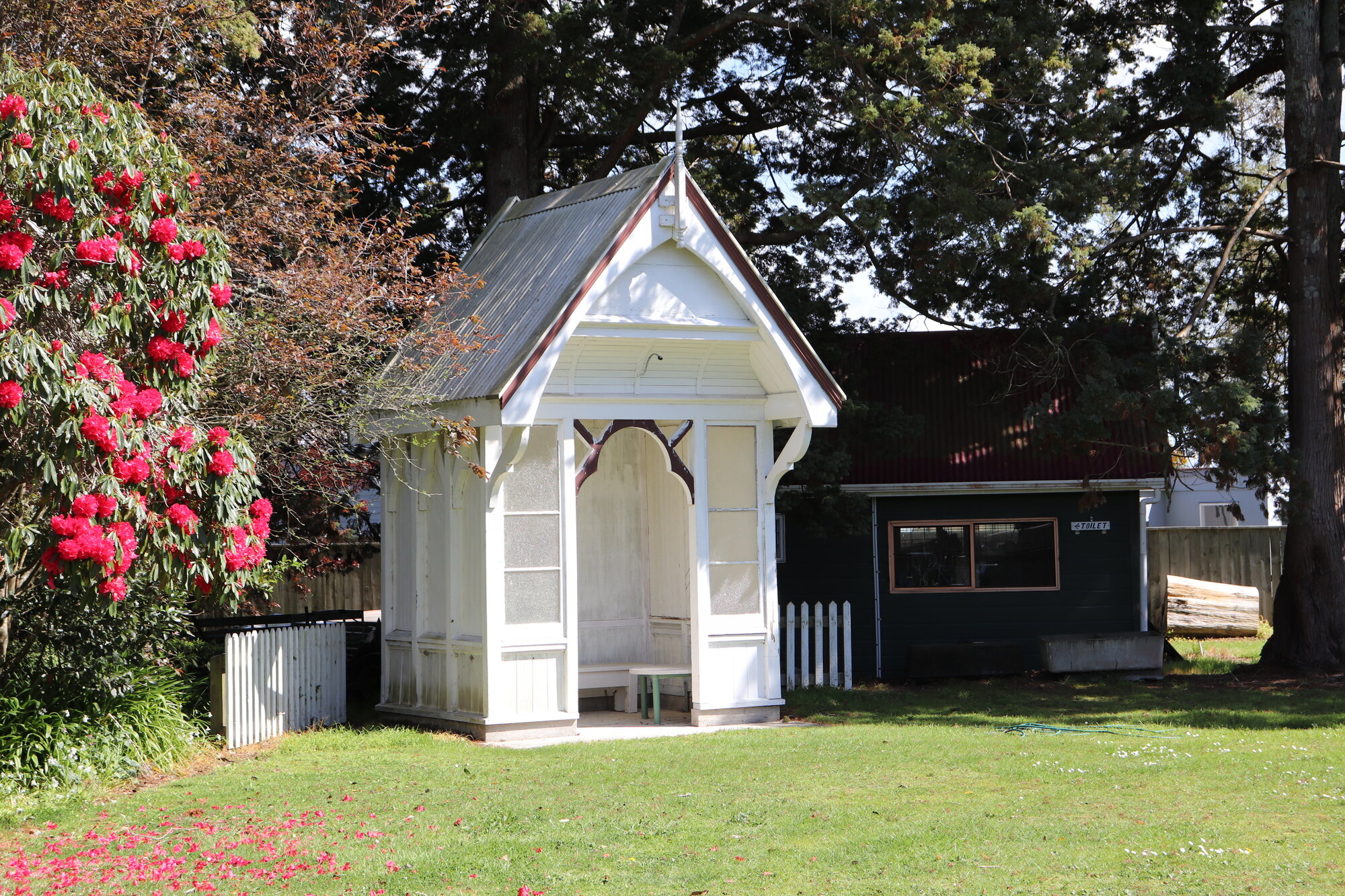 Photograph of the Douslin House gardens with a vestibule