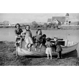 Children at Ōhinemutu, 1954