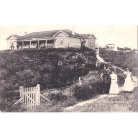 Postcard showing the arrival of coaches at Waimangu House