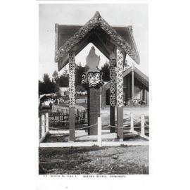 Postcard showing the Queen Victoria Statue at Ōhinemutu, Rotorua