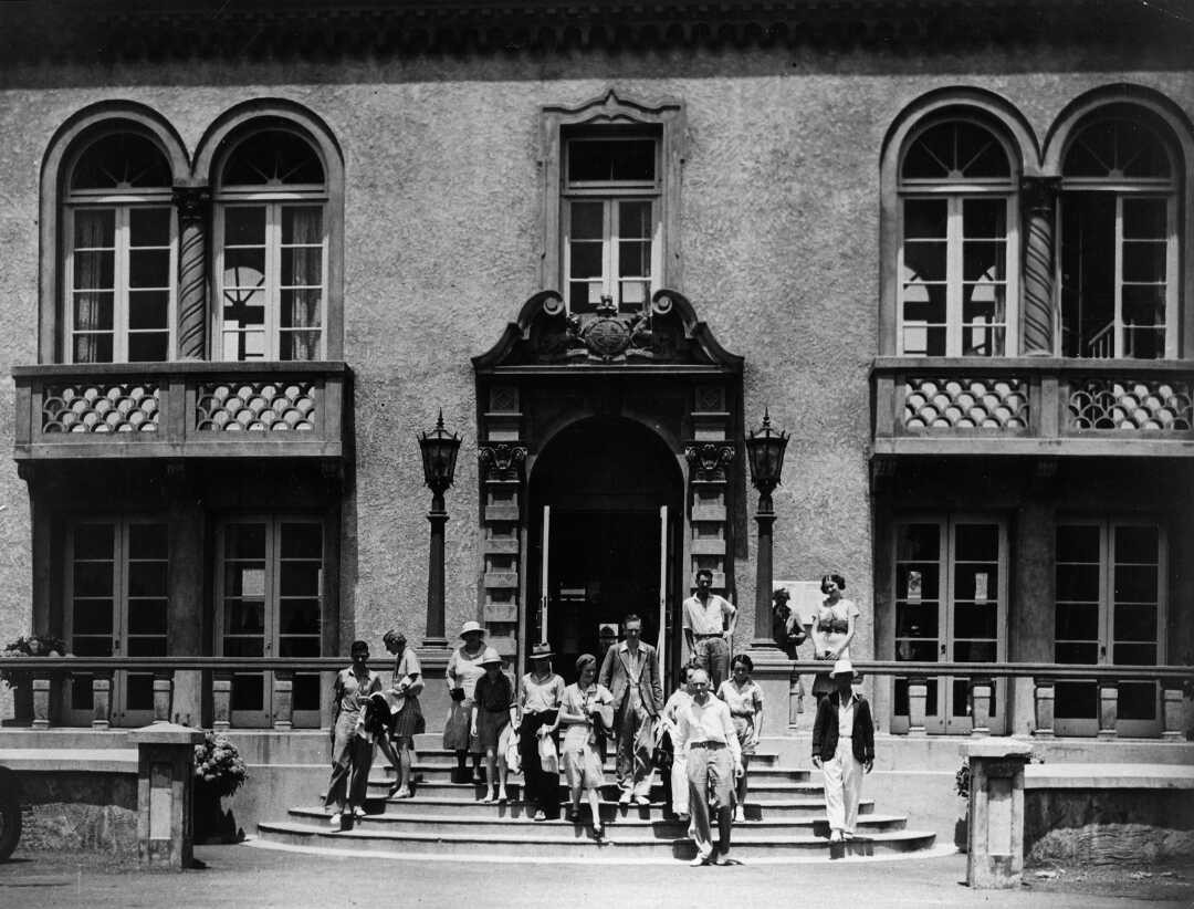 Entrance way to the Blue Baths in Rotorua. Ref: 1/2-154733-F. Alexander Turnbull Library, Wellington, New Zealand. /records/23214372